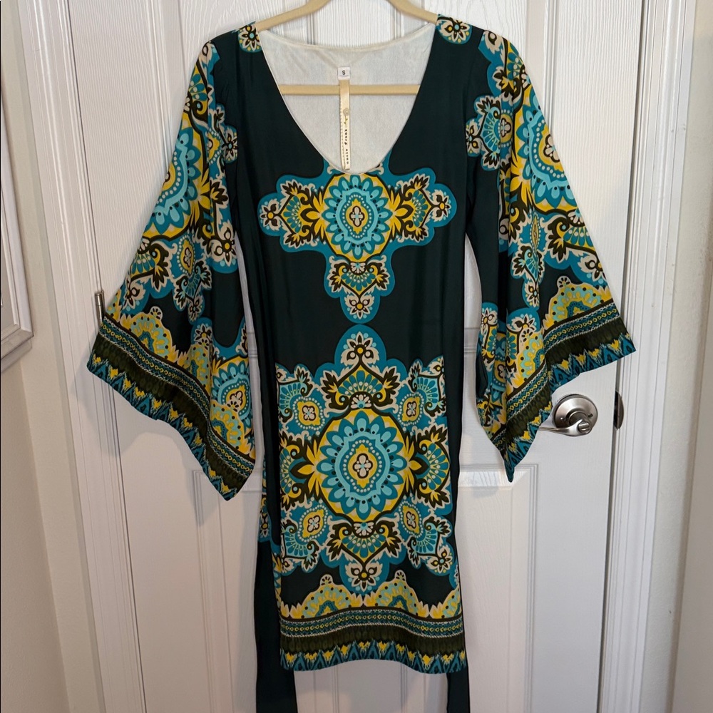Uncle Frank Boho Dress Green Floral Tie Waist with  Flared sleeves. Size Small